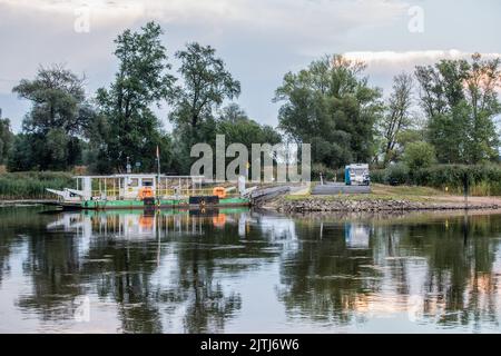 Vue sur le ferry amarré à la rive de Pomorsko. Au cours des derniers mois, le nombre de traversiers dans le Lubuskie Voivodeship a été limité. La raison en était le faible niveau d'eau dans la rivière. L'Oder est une rivière en Europe centrale. C'est la deuxième plus longue rivière de Pologne en longueur totale. La rivière est une voie navigable importante, navigable sur une grande partie de sa longueur. Il forme un lien, par le canal de Gliwice, entre les grandes zones industrialisées de la Silésie dans le sud-ouest de la Pologne, et les routes commerciales de la mer Baltique et au-delà. (Photo de Karol Serewis/SOPA Images/Sipa USA) Banque D'Images