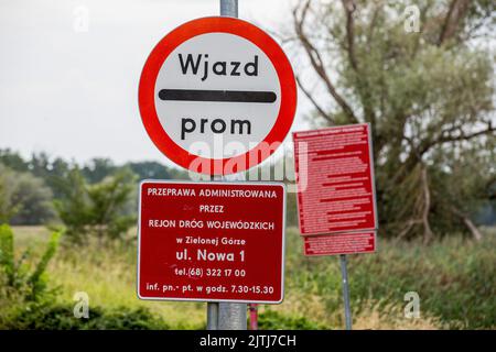 Pomorsko, Lubusz Voivodeship, Pologne. 15th août 2022. Un panneau vu à l'entrée de la zone de ferry à Pomorsko. Au cours des derniers mois, le nombre de traversiers dans le Lubuskie Voivodeship a été limité. La raison en était le faible niveau d'eau dans la rivière. L'Oder est une rivière en Europe centrale. C'est la deuxième plus longue rivière de Pologne en longueur totale. La rivière est une voie navigable importante, navigable sur une grande partie de sa longueur. Il forme un lien, par le canal de Gliwice, entre les grandes zones industrialisées de la Silésie dans le sud-ouest de la Pologne, et les routes commerciales de la mer Baltique et au-delà. (Image de crédit : Banque D'Images