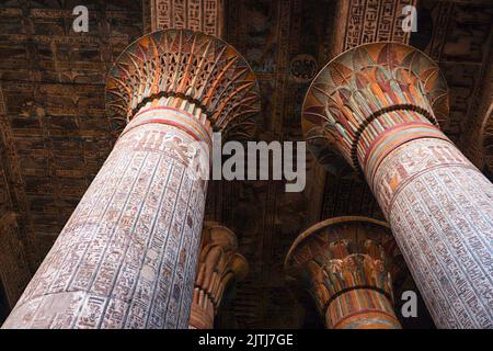 Colonnes colorées de l'ancien temple de Khnum à Esna, Louxor, Égypte Banque D'Images