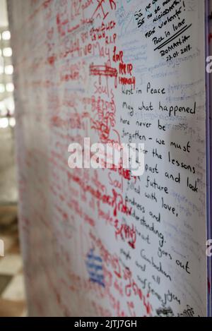 Les messages écrits sur les murs par les visiteurs du Musée du Génocide de Tuol Sleng, à Phnom Penh, où les Khmers rouges, sous la direction de Pol Pot, torturé des milliers de personnes avant de les tuer. 'Repose en paix' 'May ce qui s'est passé ici, ne jamais être oublié' Banque D'Images