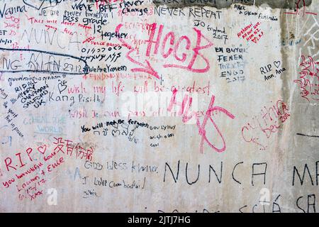 Les messages écrits sur les murs par les visiteurs du Musée du Génocide de Tuol Sleng, à Phnom Penh, où les Khmers rouges, sous la direction de Pol Pot, torturé des milliers de personnes avant de les tuer. Banque D'Images