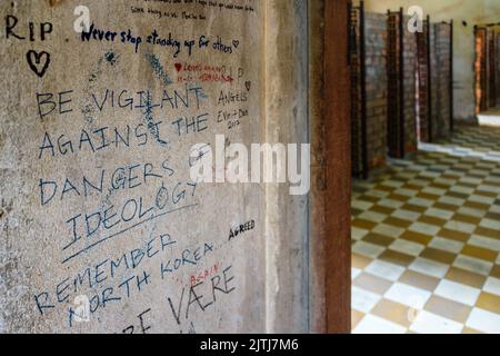 Les messages écrits sur les murs par les visiteurs du Musée du Génocide de Tuol Sleng, à Phnom Penh, où les Khmers rouges, sous la direction de Pol Pot, torturé des milliers de personnes avant de les tuer. 'Être vigilants contre les dangers de l'idéologie' 'N'oubliez pas la Corée du Nord" Banque D'Images