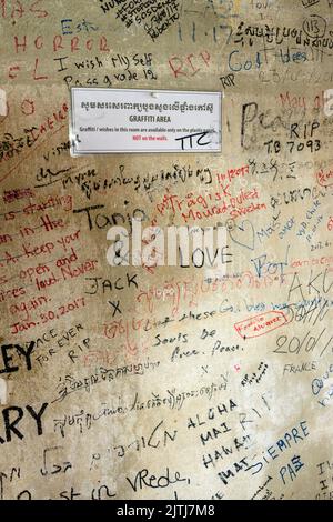 Les messages écrits sur les murs par les visiteurs du Musée du Génocide de Tuol Sleng, avec un signe pour leur demander de ne pas écrire ou peindre sur les murs, Phnom Penh, où les Khmers rouges, sous la direction de Pol Pot, torturé des milliers de personnes avant de les tuer. Banque D'Images