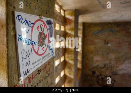 Les messages écrits sur les murs par les visiteurs du Musée du Génocide de Tuol Sleng, avec un signe pour leur demander de ne pas écrire ou peindre sur les murs, Phnom Penh, où les Khmers rouges, sous la direction de Pol Pot, torturé des milliers de personnes avant de les tuer. Banque D'Images