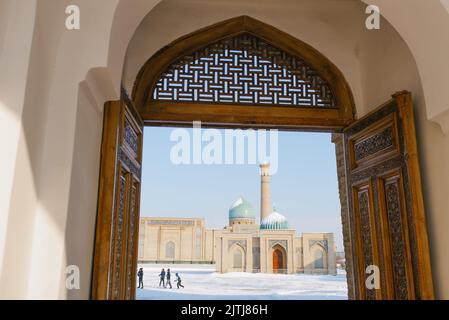 Tachkent, Ouzbékistan.Décembre 2020.Vue sur la vieille ville depuis les portes de Barak Khan Madrasah Banque D'Images