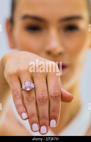 Londres, Royaume-Uni. 31st août 2022. The Williamson Pink Star - Vid Pink Diamond de plus de 10 carats, estimé à plus de $21 millions, à Sothebys, New Bond Street. L'un des diamants les plus purs, Pinkest jamais à apparaître à l'enchère et l'un des deux seulement en interne Fancy impeccable. Il sera offert à Sotheby's Hong Kong en octobre. Crédit : Guy Bell/Alay Live News Banque D'Images