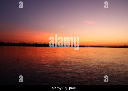 Coucher de soleil orange sur le Nil à Assouan, Égypte Banque D'Images