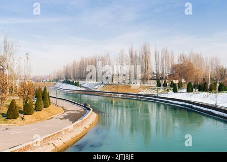 Tachkent.Ouzbékistan.Novembre 2021.Le remblai de la rivière Ankhor au complexe commémoratif à la mémoire des victimes de la répression Banque D'Images