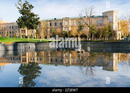 Tachkent, Ouzbékistan.Novembre 2021.Le bâtiment près de la place Amir Timur se reflète dans la surface de l'eau Banque D'Images