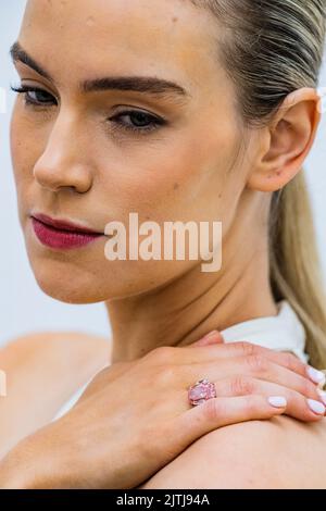 Londres, Royaume-Uni. 31st août 2022. The Williamson Pink Star - Vid Pink Diamond de plus de 10 carats, estimé à plus de $21 millions, à Sothebys, New Bond Street. L'un des diamants les plus purs, Pinkest jamais à apparaître à l'enchère et l'un des deux seulement en interne Fancy impeccable. Il sera offert à Sotheby's Hong Kong en octobre. Crédit : Guy Bell/Alay Live News Banque D'Images