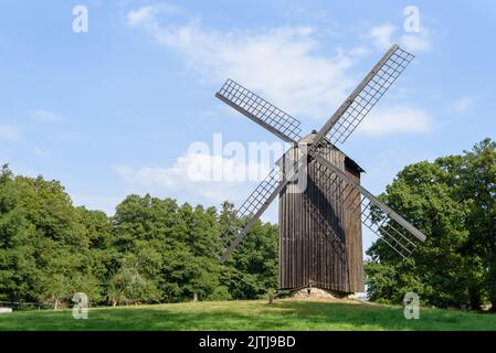 Ancien moulin à vent estonien en bois dans un musée en plein air le jour de l'été Banque D'Images