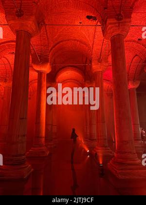 Citerne Basilique avec lumières d'ambiance rouges. ALIAS Yerebatan Sarnici. Monuments d'Istanbul. Istanbul, Turquie, 6 août 2022. Banque D'Images