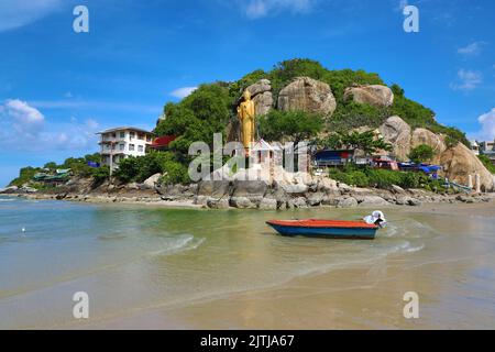 Statue de bouddha d'or, temple et plage de Khao Takiab, Nong Kae, Hua Hin, Thaïlande Banque D'Images