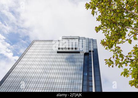 Birmingham, West Midlands, UK - 23 août 2022 : le ciel se reflète dans l'hôtel Hyatt Regency qui surplombe les arbres du centre de Birmingham. Banque D'Images