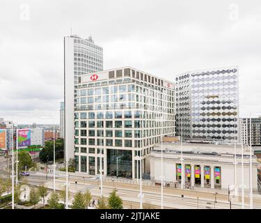 Birmingham, West Midlands, Royaume-Uni - 23 août 2022 : construction du siège de la banque HSBC Royaume-Uni sur la place du Centenaire, flanquée de la Tour Alpha et de la Bourse. Banque D'Images