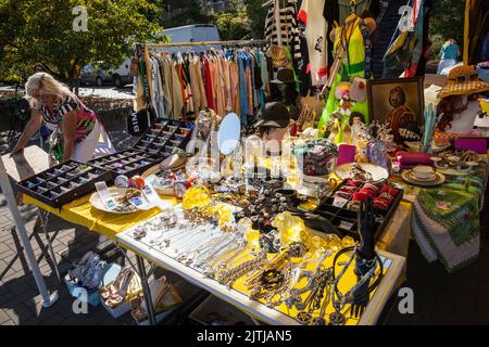 Marché aux puces sur les rives du Rhin entre le pont Bastei et Hohenzollern, stand avec bijoux et vêtements, Cologne, Allemagne. Troedelmarkt am Banque D'Images