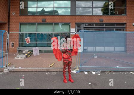 Un danseur de samba dynamique prend une pause pendant le Notting Hill Carnival 2022 dans l'ouest de Londres, Royaume-Uni Banque D'Images