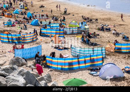 Vacanciers sur une plage de Fistral à Newquay, en Cornouailles, au Royaume-Uni. Banque D'Images