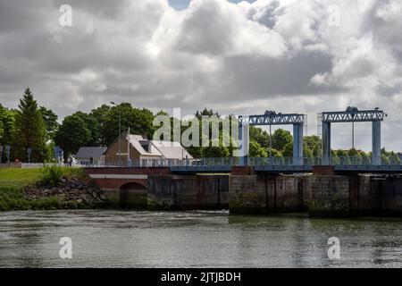 SAINT-VALERY-SUR-SOMME, FRANCE - 26th MAI 2022 : écluse sur le canal de la somme lors d'un après-midi de printemps nuageux, hauts-de-France Banque D'Images