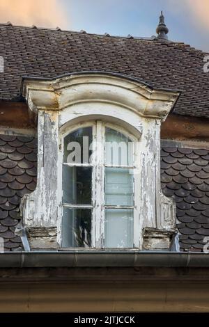 Fenêtre abîmé avec peinture écaillée dans un grenier d'une maison. Photo de haute qualité Banque D'Images