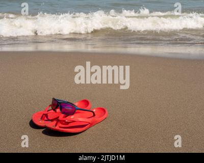 Flip flop symbolique sur la plage Banque D'Images
