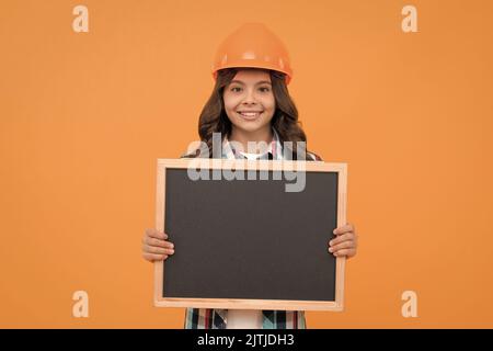 joyeux enfant en casque présentant le tableau noir de l'école avec la publicité, l'espace de copie, l'information de l'école Banque D'Images