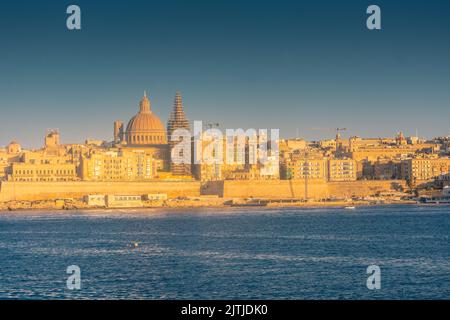 Horizon de la Valette au coucher du soleil, vue de Sliema, Malte Banque D'Images