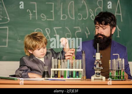 Étudier la chimie et la biologie.Étudier est intéressant.Invention chimique.Étudier dans l'activité éducative par l'expérience.J'aime étudier à l'école Banque D'Images