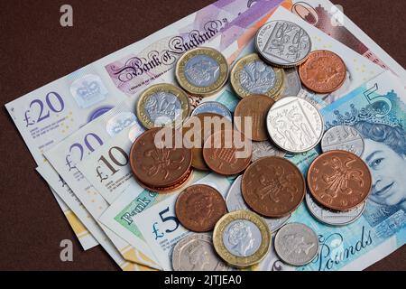 Billets de banque et espèces britanniques. Parler de la disparition de l'argent liquide par l'utilisation de la carte Banque D'Images