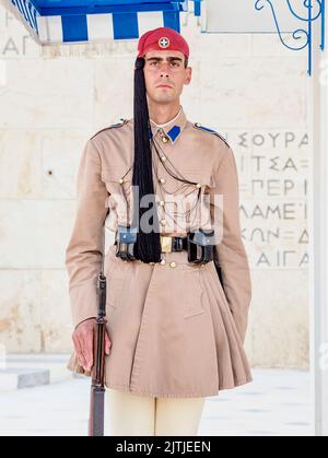 Garde devant le Monument du Soldat inconnu, place Syntagma, Athènes, Attique, Grèce Banque D'Images