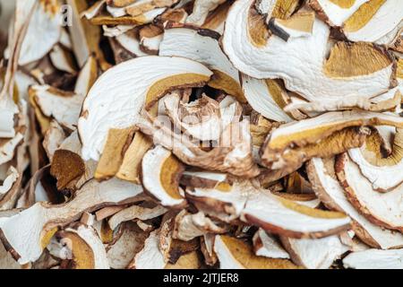 Délicieux champignons Porcini frais en tranches et séchés originaires d'Italie Banque D'Images