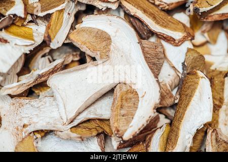Délicieux champignons Porcini frais en tranches et séchés originaires d'Italie Banque D'Images