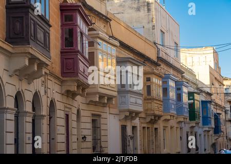 Balcons colorés typiquement maltais dans une rue de Sliema, Malte Banque D'Images