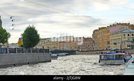 Transport fluvial navigable à Saint-Pétersbourg dans la Fédération de Russie, Russie Banque D'Images