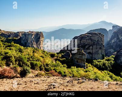 Vue vers le monastère de la Sainte Trinité, Meteora, Thessalie, Grèce Banque D'Images