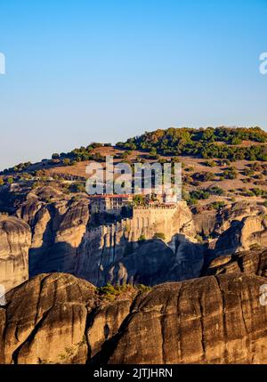 Vue vers le monastère de Varlaam au lever du soleil, Meteora, Thessalie, Grèce Banque D'Images