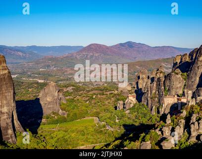 Monastères de Rousanou et Saint Nicolas Anapafsas, vue en hauteur, Meteora, Thessalie, Grèce Banque D'Images