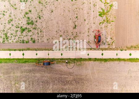 Vue aérienne du camion d'irrigation pour l'arrosage du champ agricole, Allemagne en période de sécheresse Banque D'Images