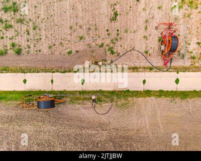 Système d'irrigation avec chariot d'irrigation et arbre d'eau pour l'irrigation agricole Banque D'Images