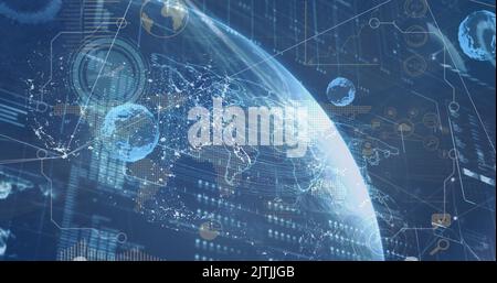 Image du traitement des données sur le globe et de l'horloge mobile sur fond noir Banque D'Images