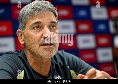 Bruxelles, Belgique, 31/08/2022, Felice Mazzu, entraîneur-chef d'Anderlecht, photographié lors de la conférence de presse hebdomadaire de l'équipe belge de football RSC Anderlecht, mercredi 31 août 2022 à Bruxelles, pour discuter du prochain match de la compétition nationale. BELGA PHOTO DIRK WAEM Banque D'Images