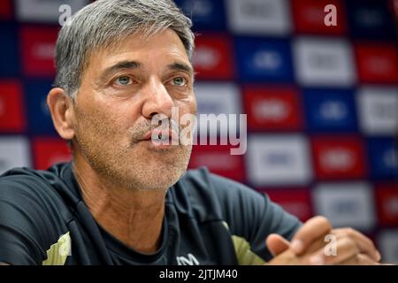 Bruxelles, Belgique, 31/08/2022, Felice Mazzu, entraîneur-chef d'Anderlecht, photographié lors de la conférence de presse hebdomadaire de l'équipe belge de football RSC Anderlecht, mercredi 31 août 2022 à Bruxelles, pour discuter du prochain match de la compétition nationale. BELGA PHOTO DIRK WAEM Banque D'Images