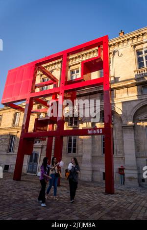 La folie rouge, une des 26 représentations architecturales de déconstruction en métal et peint en rouge vif qui sont parsemées autour du Parc de la Villet Banque D'Images