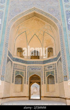 Boukhara, Ouzbékistan. Mars 2022. Miri Madrasa arabe Banque D'Images