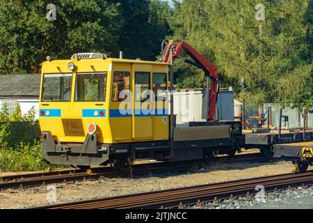 Le véhicule ferroviaire de service avec grue sur une station de chemin de fer Banque D'Images