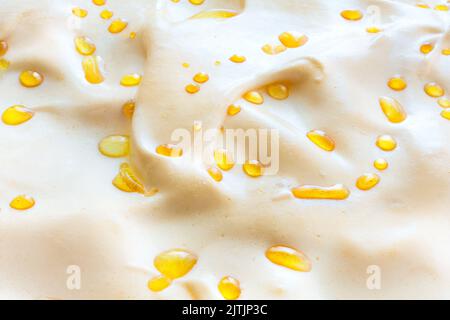 Fond de tarte aux pommes meringue; tartes à la crème macro avec des gouttes de sirop de caramel aux pommes dorées; fond de pâtisserie pour la recette tarte maison préférée Banque D'Images