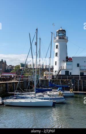 Bateaux dans le port de plaisance de Scarborough Banque D'Images
