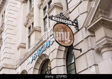 La branche « Gosslings » de Barclays Bank sur Fleet Street au panneau des trois écureuils, 19 Fleet Street, Temple, Londres, EC4, Angleterre, Royaume-Uni Banque D'Images