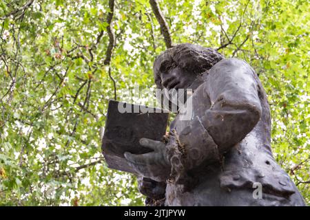 Statue en bronze de l'écrivain anglais et homme de lettres Dr Samuel Johnson à l'arrière de l'église St Clément Danes, Strand, Londres, Angleterre, Royaume-Uni Banque D'Images