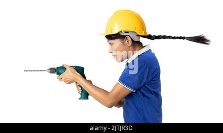 Une femme avec un casque tient une perceuse dans sa main, isolée sur un fond blanc Banque D'Images